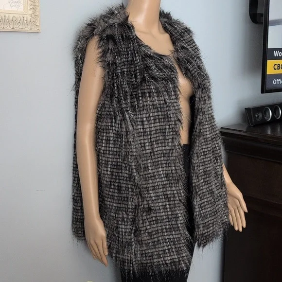 MBLM Torrid Gray & Black Striped Shaggy Faux Fur Vest - Plus Size 0 (L/XL) - Picture 4 of 14